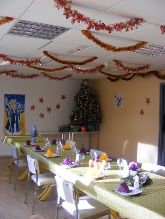 Repas de Noel , l'ASAPA finance les décorations de nombreuses mainifestations à l'Ehpad. Cela permet de conserver le budget animation de l’hôpital pour d'autre dépenses et cela laisse la liberté d'aller faire des achats dans différents magasins